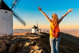 Tourist vor den Windmühlen in Consuegra, Toledo, Kastilien-La Mancha