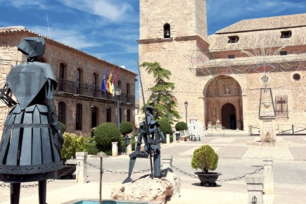 Statuen von Don Quijote und Dulcinea vor der Kirche San Antonio Abad in El Toboso (Toledo, Kastilien-La Mancha)