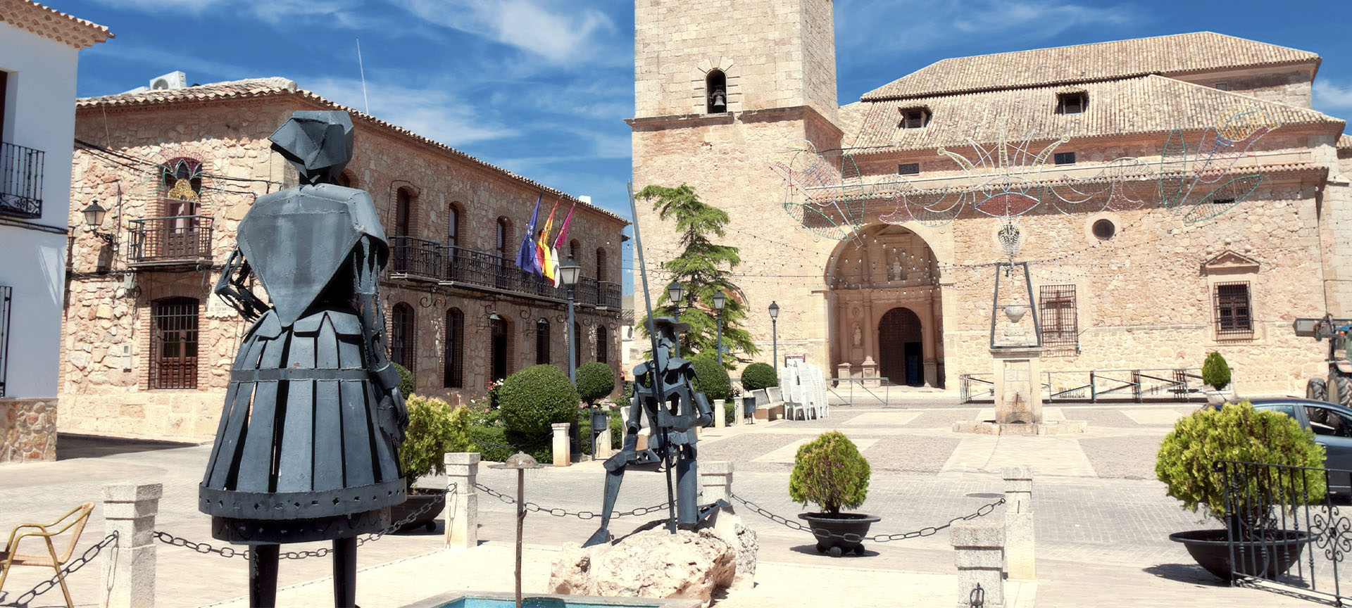 Statues de Don Quichotte et Dulcinée en face de l’église San Antonio Abad à El Toboso (province de Tolède, Castille-La Manche) Statues de Don Quichotte et Dulcinée en face de l’église San Antonio Abad à El Toboso (province de Tolède, Castille-La Manche)