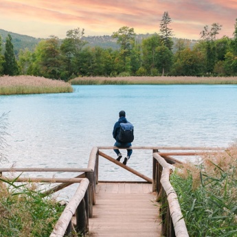 Turista contemplando a lagoa de Uña no Parque Natural Serranía de Cuenca, em Castilla-La Mancha