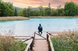 Tourist betrachtet die Lagune von Uña im Naturpark Serranía de Cuenca, Kastilien-La Mancha