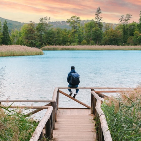 Tourist betrachtet die Lagune von Uña im Naturpark Serranía de Cuenca, Kastilien-La Mancha