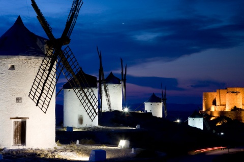 Blick bei Nacht auf die Windmühlen von Consuegra mit der Burg im Hintergrund. Toledo