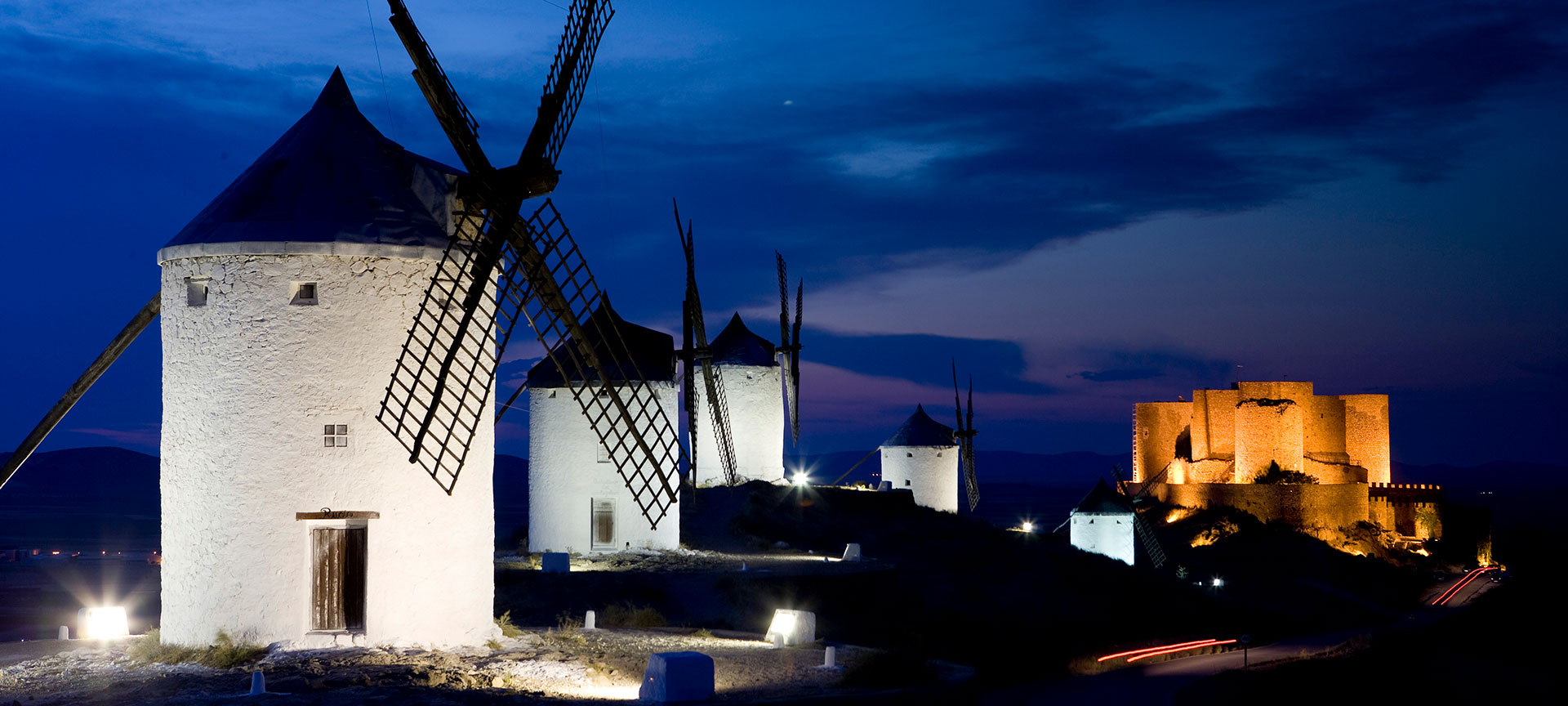 Blick bei Nacht auf die Windmühlen von Consuegra mit der Burg im Hintergrund. Toledo Blick bei Nacht auf die Windmühlen von Consuegra mit der Burg im Hintergrund. Toledo