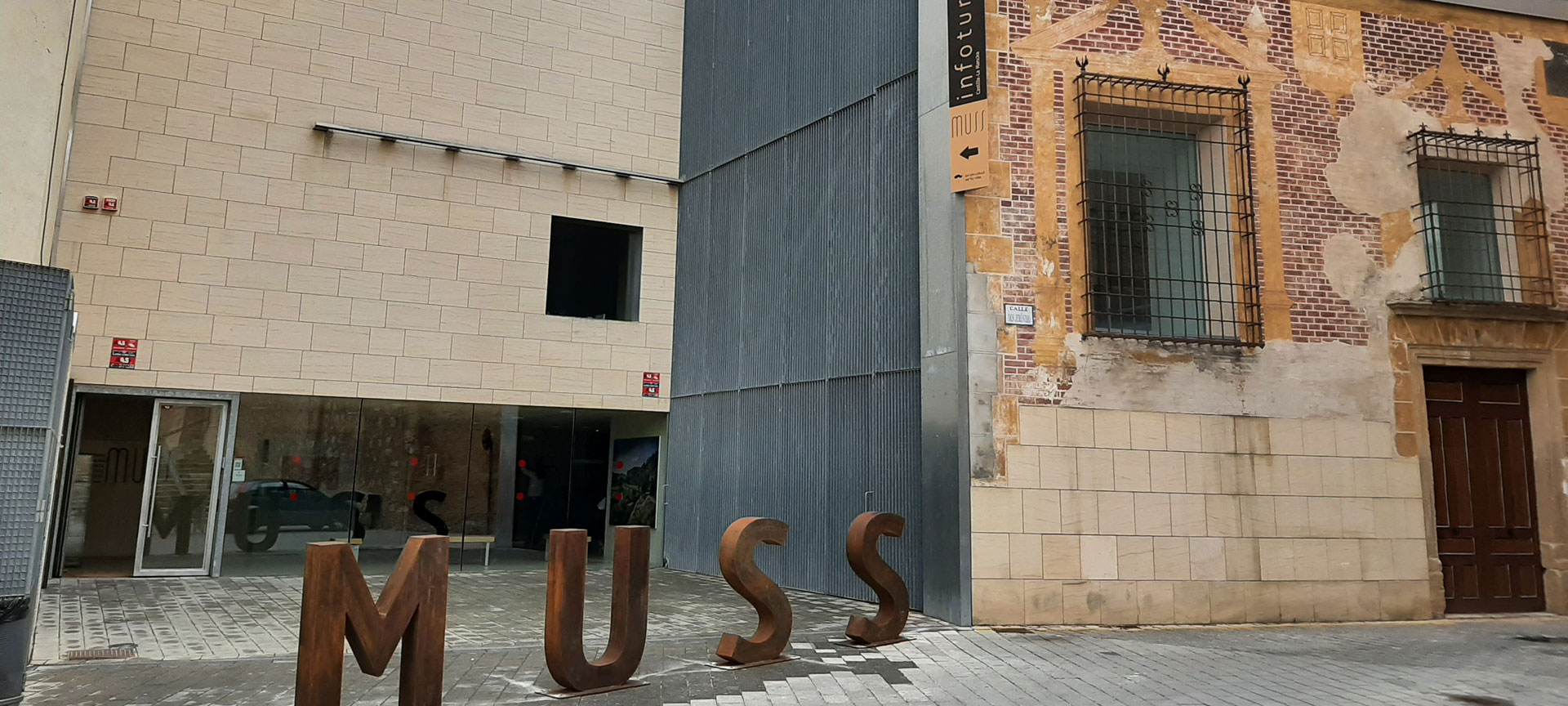 Esterno dell'edificio del MUSS, Museo della Settimana Santa e della Tamborada di Hellín Esterno dell'edificio del MUSS, Museo della Settimana Santa e della Tamborada di Hellín
