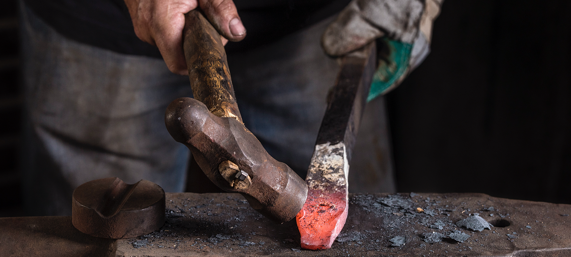 Artisan travaillant une épée dans un atelier de Tolède Artisan travaillant une épée dans un atelier de Tolède