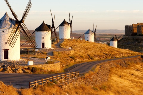 Les moulins à vent et le château de Consuegra, province de Tolède