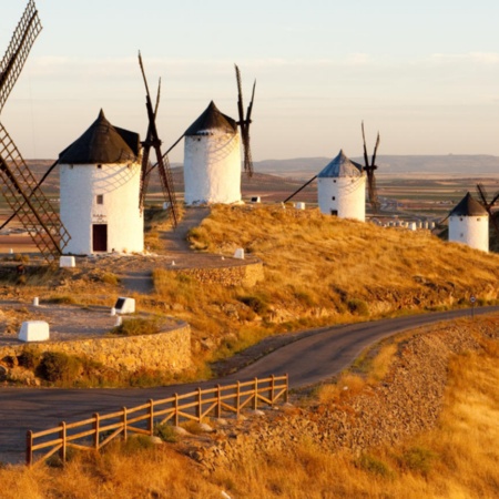 Les moulins à vent et le château de Consuegra, province de Tolède