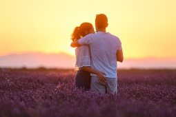 Un couple dans les champs de lavande de Brihuega, province de Guadalajara