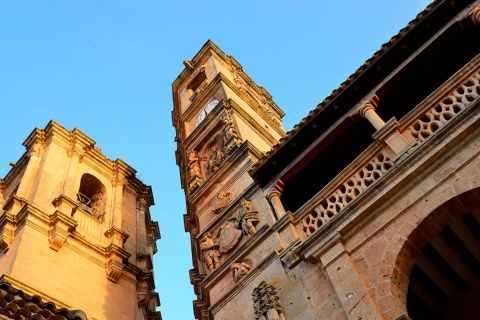 Plaza Mayor de Alcaraz. Torres de la Trinidad y El Tardón. Albacete.