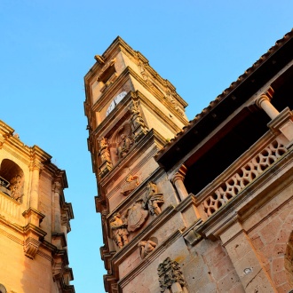 Plaza Mayor de Alcaraz. Torres de La Trinidad e El Tardón. Albacete.