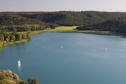 Imagem panorâmica das lagoas de Ruidera, em Ciudad Real (Castilla-La Mancha)