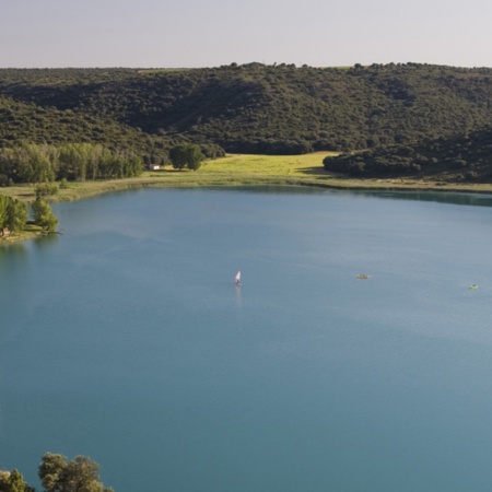 Imagem panorâmica das lagoas de Ruidera, em Ciudad Real (Castilla-La Mancha)
