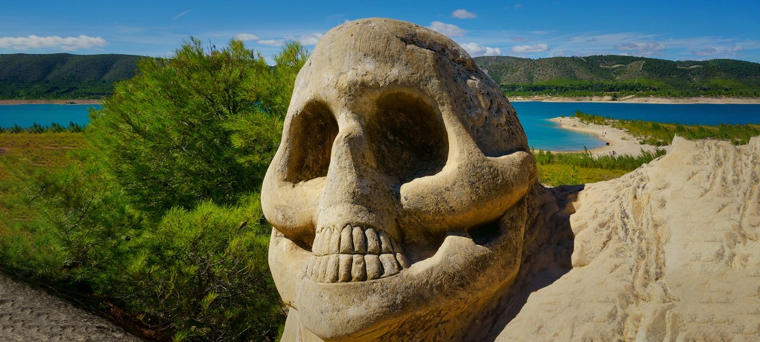 A skull on the Caras trail in Buendía, Cuenca, Castilla-La Mancha