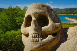 A skull on the Caras trail in Buendía, Cuenca, Castilla-La Mancha