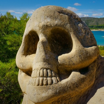 A skull on the Caras trail in Buendía, Cuenca, Castilla-La Mancha