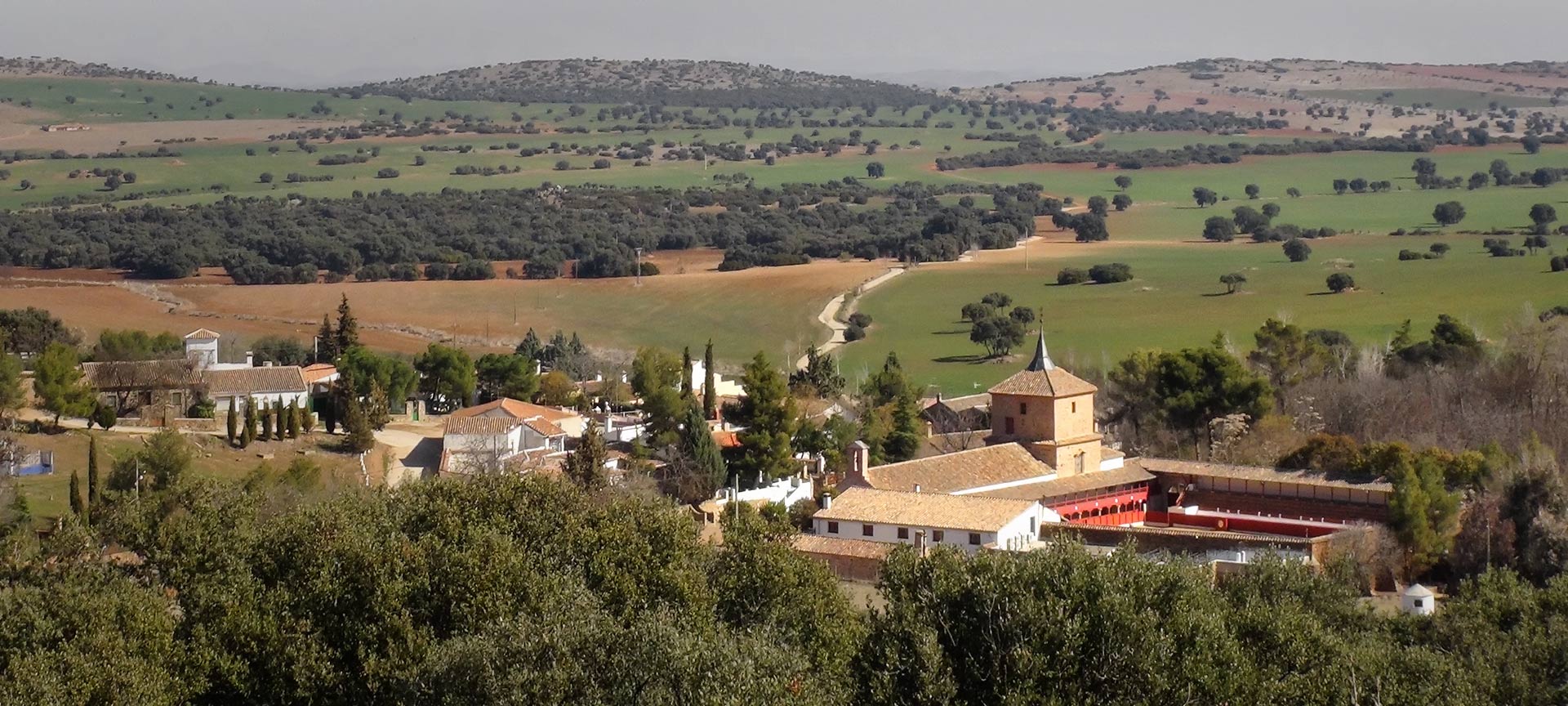 Views of Las Virtudes and the square bullring in Santa Cruz de Mudela