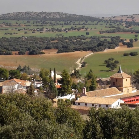 Vista de Las Virtudes e a praça de touros quadrada em Santa Cruz de Mudela