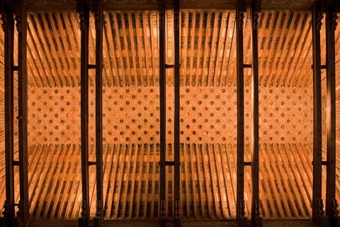 Plafond à caissons de la voûte de la synagogue du Tránsito à Tolède.