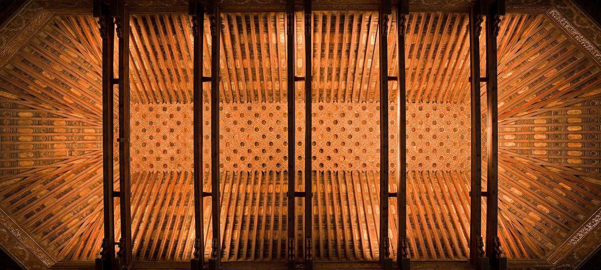 Plafond à caissons de la voûte de la synagogue du Tránsito à Tolède.
