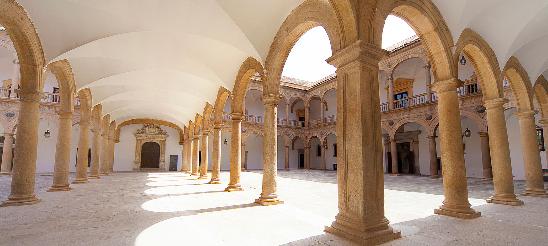 Patio del Hospital de Tavera (Hospital de San Juan Bautista) Patio del Hospital de Tavera (Hospital de San Juan Bautista)