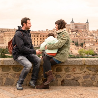 Familie am Aussichtspunkt des Tals von Toledo, Kastilien-La Mancha
