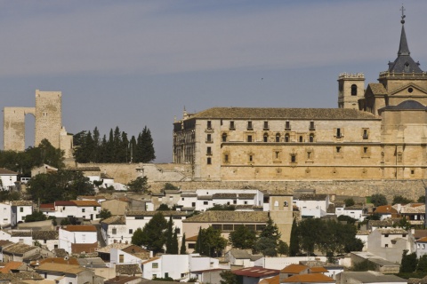 Klasztor Santiago de Uclés na tle panoramy Uclés w Cuence (Kastylia-La Mancha)