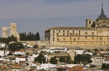 Klasztor Santiago de Uclés na tle panoramy Uclés w Cuence (Kastylia-La Mancha)