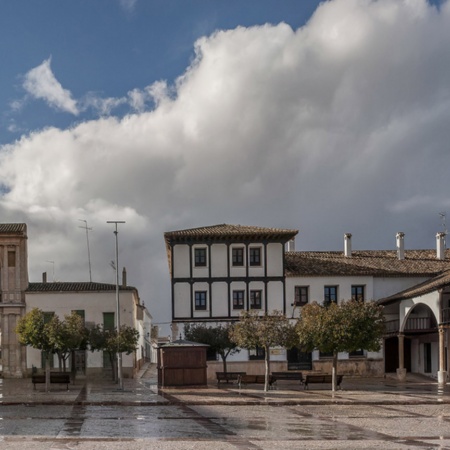 Plaza Mayor w Villanueva de la Jara (prowincja Cuenca, Kastylia-La Mancha)