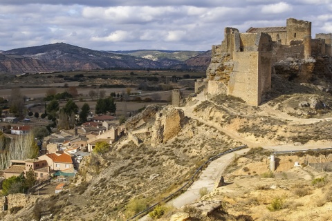 Zamek w Zorita de los Canes (prowincja Guadalajara, Kastylia-La Mancha) na tle panoramy miasta 