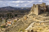 Zamek w Zorita de los Canes (prowincja Guadalajara, Kastylia-La Mancha) na tle panoramy miasta
