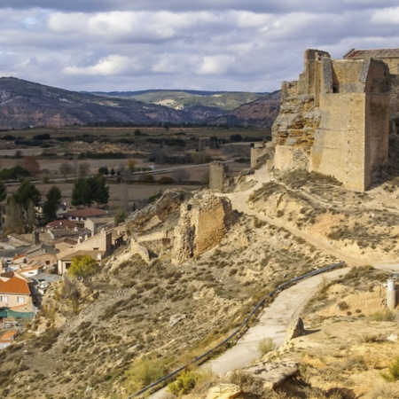 Zamek w Zorita de los Canes (prowincja Guadalajara, Kastylia-La Mancha) na tle panoramy miasta