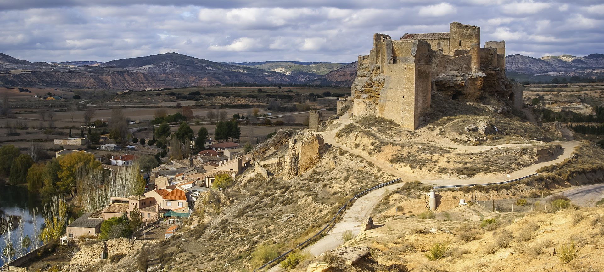 "Burg von Zorita de los Canes (Guadalajara, Kastilien-La Mancha) über der Stadt " "Burg von Zorita de los Canes (Guadalajara, Kastilien-La Mancha) über der Stadt "
