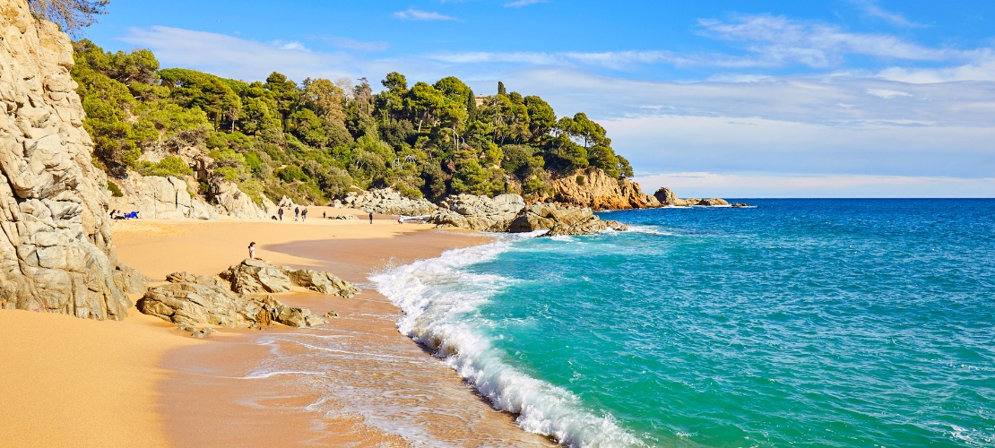 Vista de la playa de Sa Boadella de Lloret de Mar en Girona, Cataluña