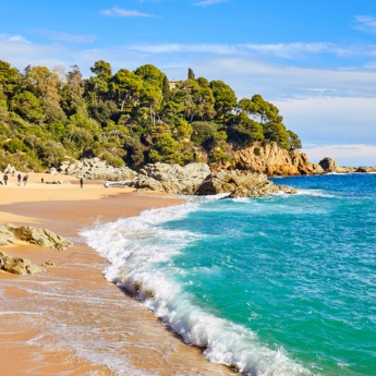 Veduta della spiaggia di Sa Boadella di Lloret de Mar, Girona, Catalogna