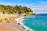Vista da praia de Sa Boadella de Lloret de Mar, em Girona (Catalunha)