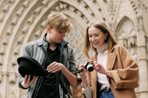 Touristen in der Kathedrale von Barcelona, Katalonien