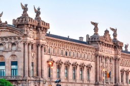 Таможня Барселоны. Вид на сфинксов.