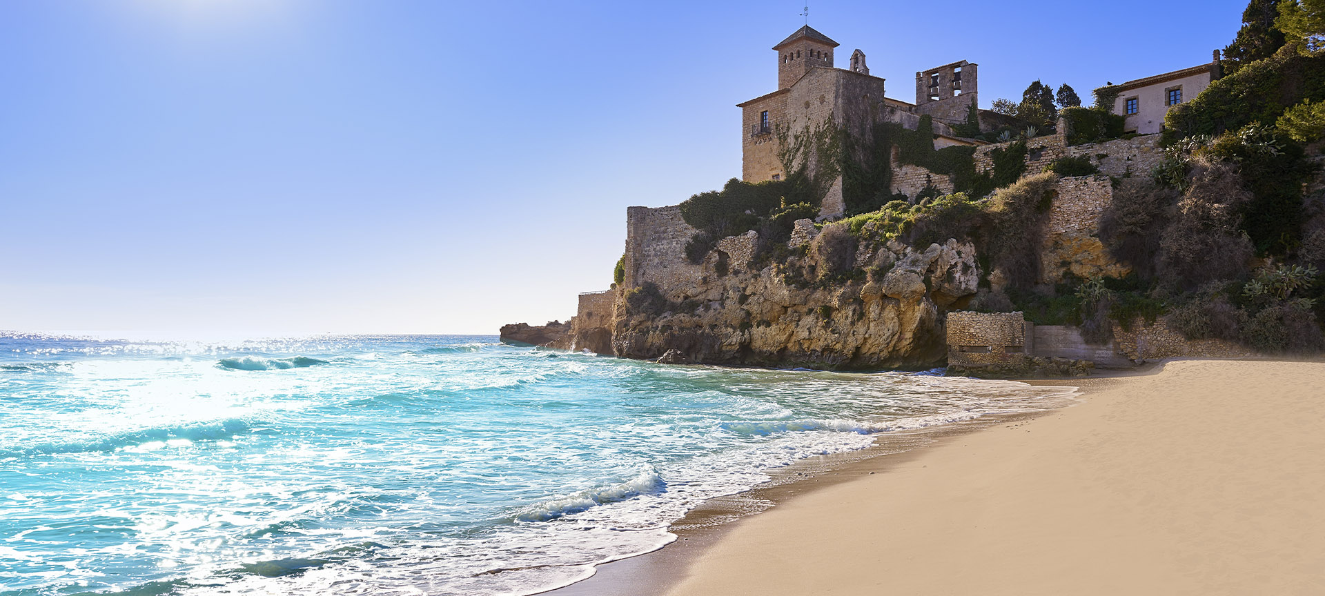 Burg und Strand von Tamarit in Altafulla (Tarragona, Katalonien) Burg und Strand von Tamarit in Altafulla (Tarragona, Katalonien)