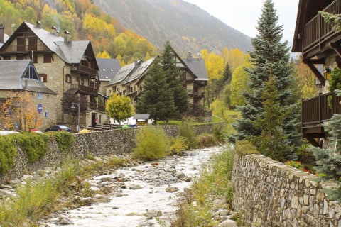 Der Valarties-Fluss in Artíes (Lleida, Katalonien)