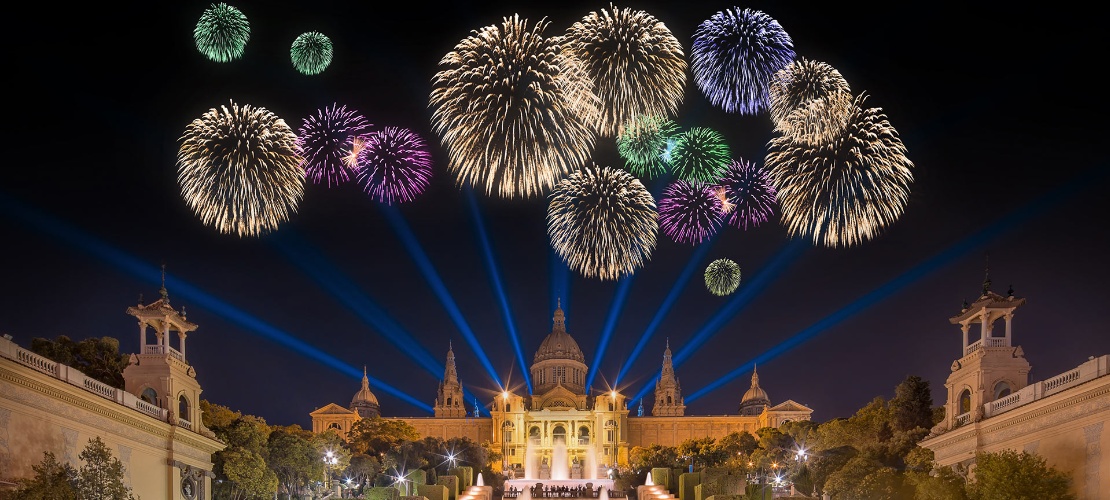 Especatáculo de fuegos artificiales en la fuente mágica de Barcelona