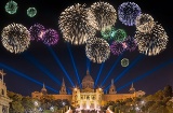 Espetáculo de fogos de artifício na fonte mágica de Barcelona