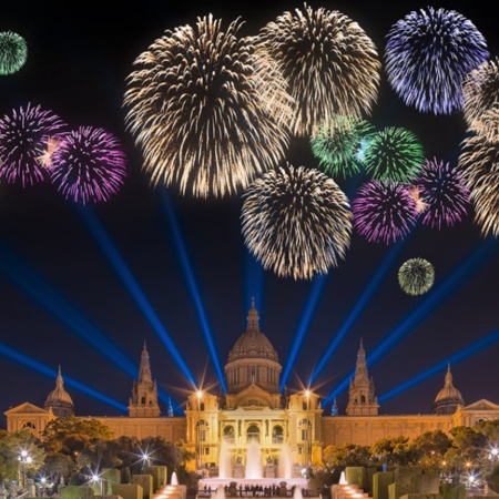 Especatáculo de fuegos artificiales en la fuente mágica de Barcelona