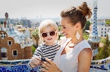 Familie im Park Güell in Barcelona, Katalonien