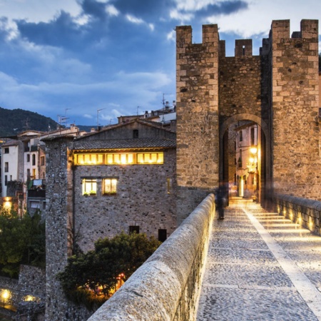 Vista de Besalú (Girona, Catalunha) de seu castelo