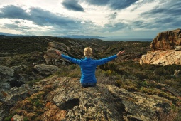 クレウス岬自然公園で岩場の風景を眺める観光客