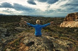 Turysta podziwiający skalisty krajobraz w obszarze chronionego krajobrazu Cap de Creus