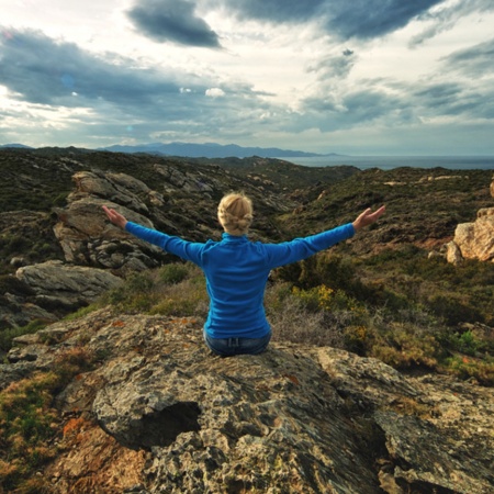 Un touriste contemple le paysage rocheux du parc naturel de Cap de Creus