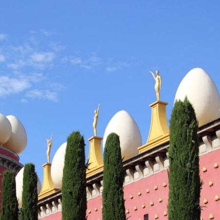 Detail der Fassade des Theater-Museums Dalí de Figueres in Girona, Katalonien