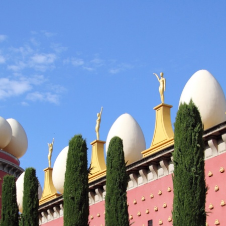 Detalle de la fachada del Teatro-Museo Dalí de Figueres en Girona, Cataluña